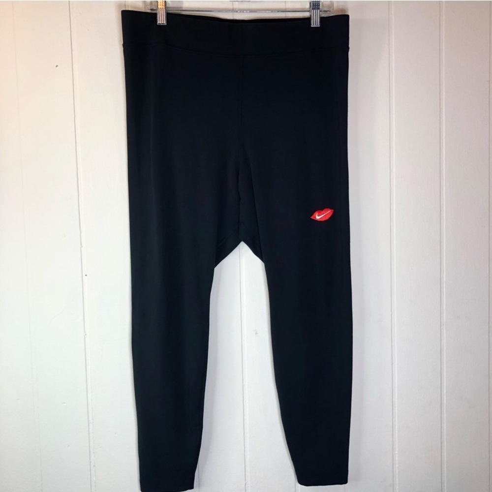 Nike Lips and Hearts Leggings, Size 1x.
